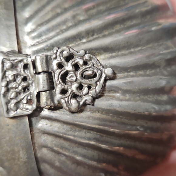 Shell-shaped silver-tone Vintage Clutch with Chain - Picture 9 of 9